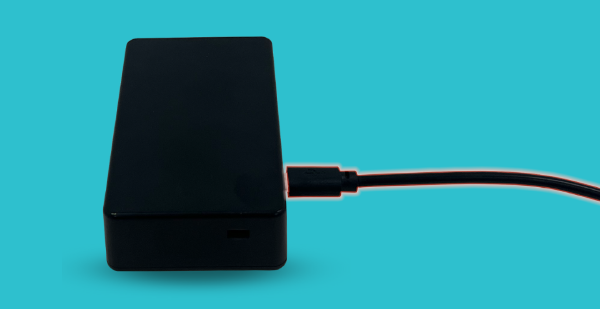 Solid GPS tracker charging with cable